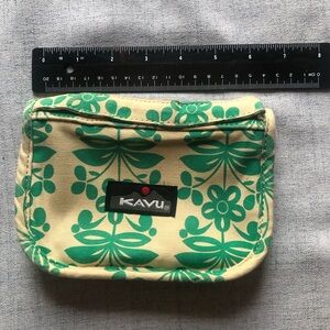 NWOT *KAVU Green and Cream Floral Travel Card organizer /wallet